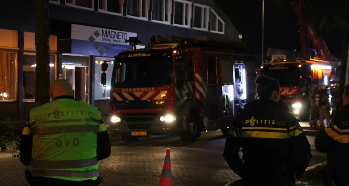 Grote brandweerinzet door brand in ventilatiesysteem van gebouw - Foto 11