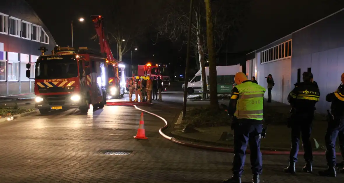 Grote brandweerinzet door brand in ventilatiesysteem van gebouw - Foto 13