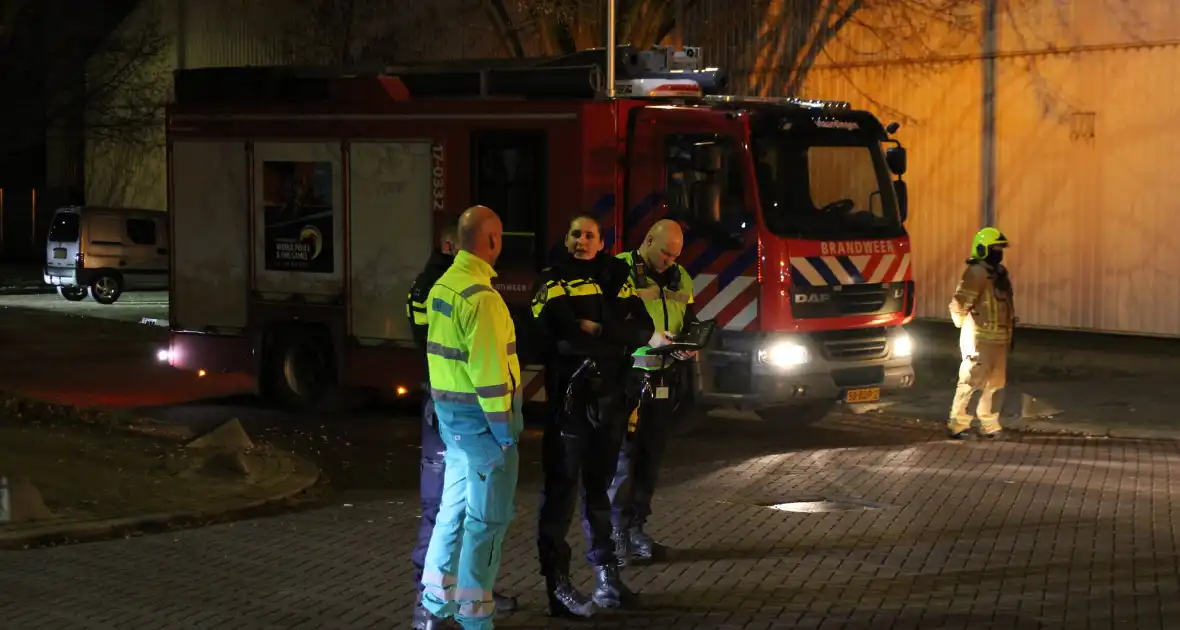 Grote brandweerinzet door brand in ventilatiesysteem van gebouw - Foto 14