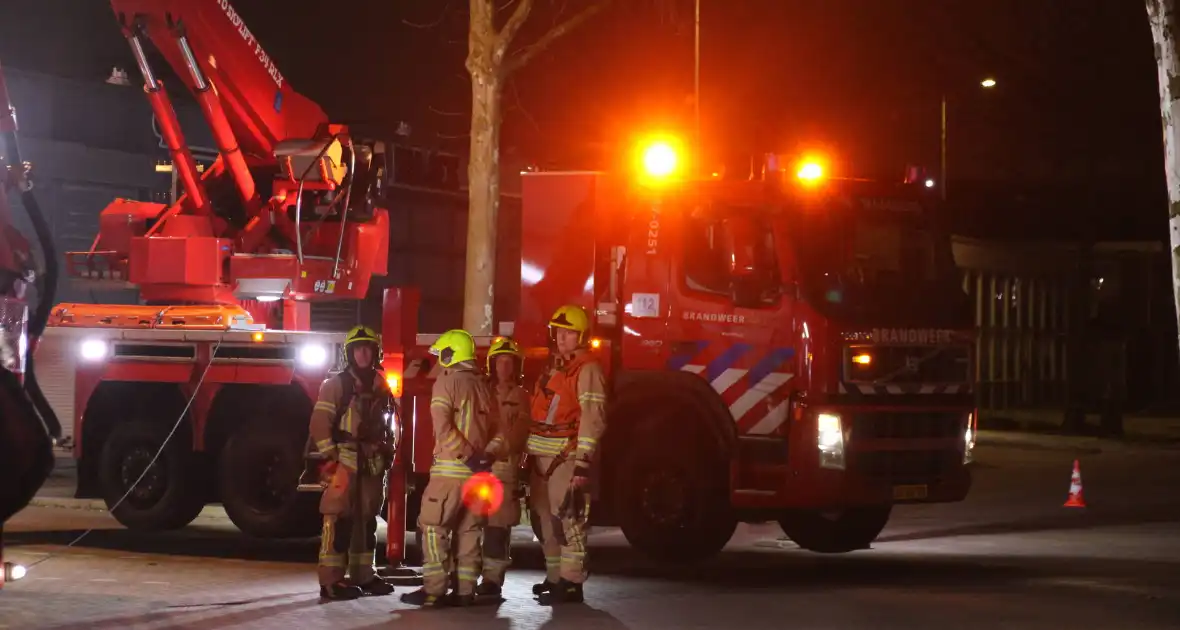 Grote brandweerinzet door brand in ventilatiesysteem van gebouw - Foto 2