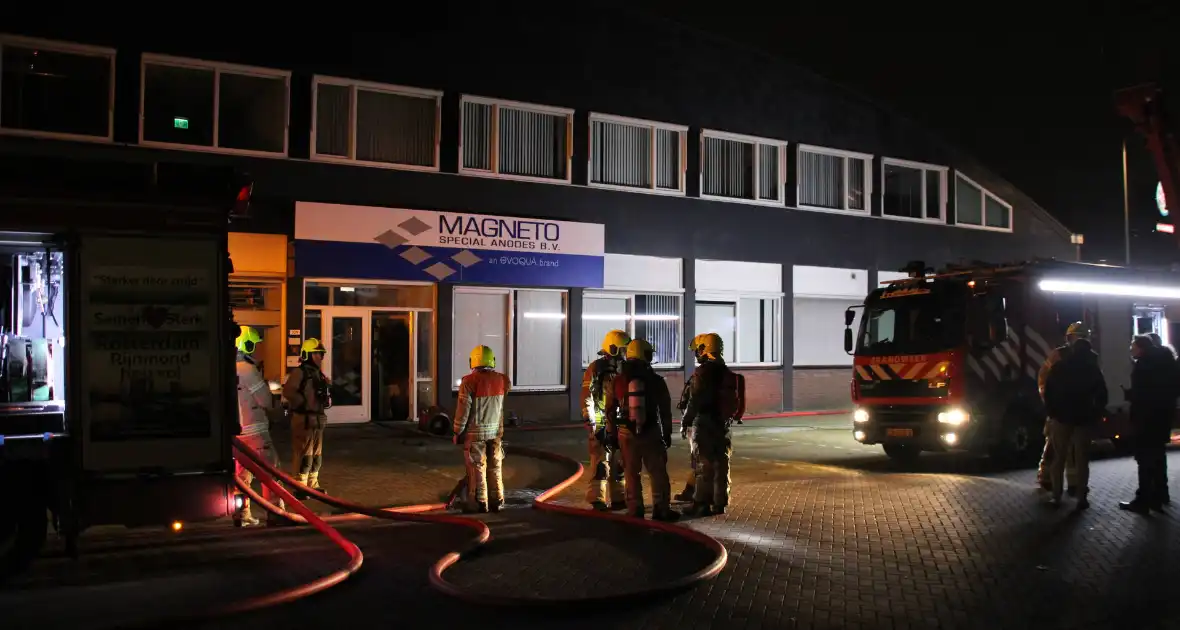 Grote brandweerinzet door brand in ventilatiesysteem van gebouw - Foto 3