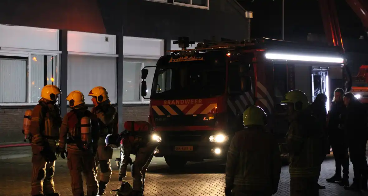 Grote brandweerinzet door brand in ventilatiesysteem van gebouw - Foto 4