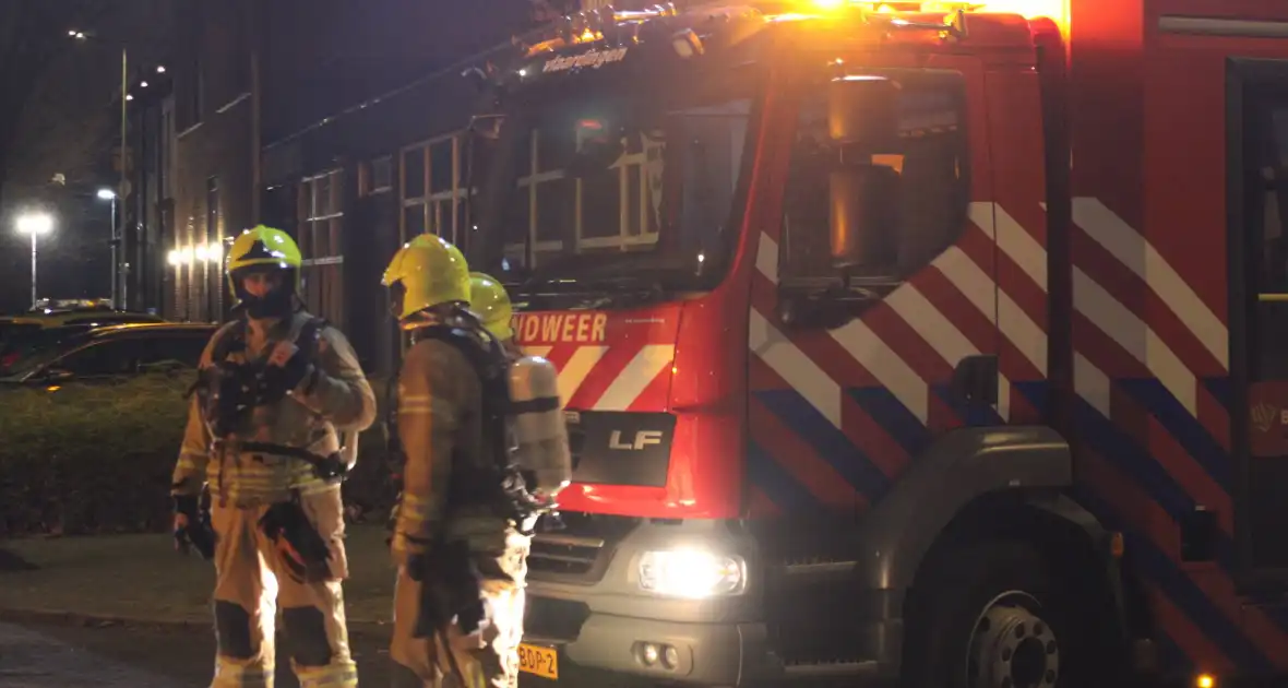 Grote brandweerinzet door brand in ventilatiesysteem van gebouw - Foto 5