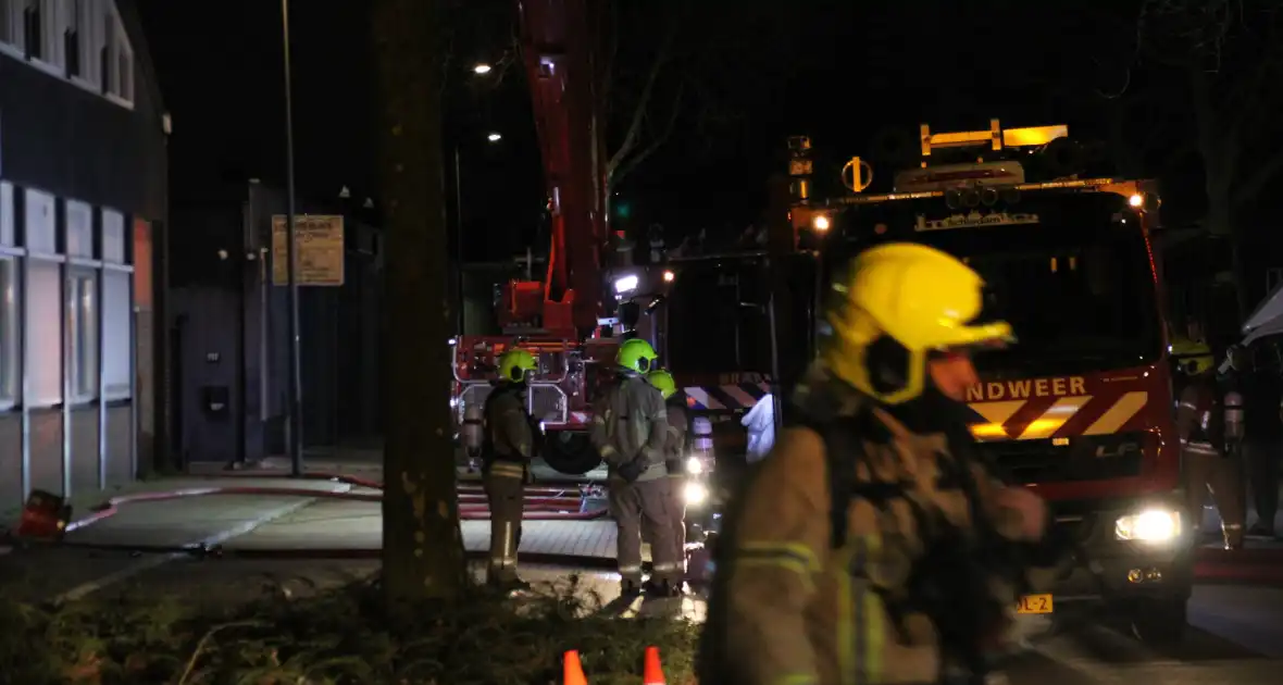 Grote brandweerinzet door brand in ventilatiesysteem van gebouw - Foto 8