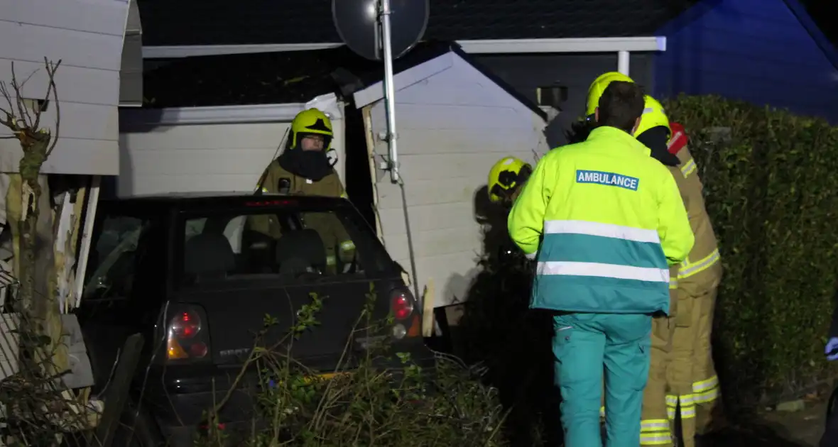 Automobilist ramt stacaravan en schuur - Foto 11