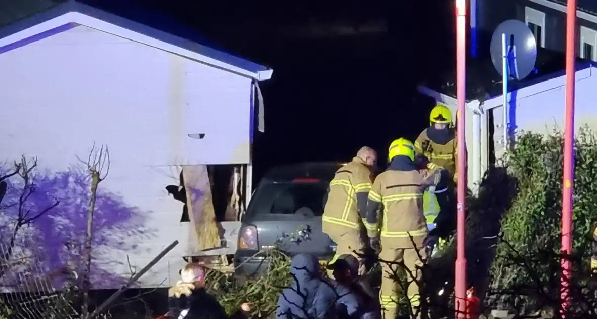 Automobilist ramt stacaravan en schuur - Foto 2