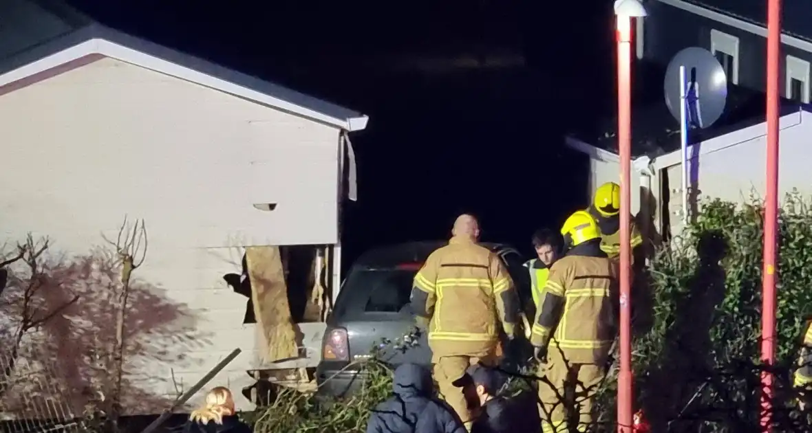 Automobilist ramt stacaravan en schuur - Foto 3