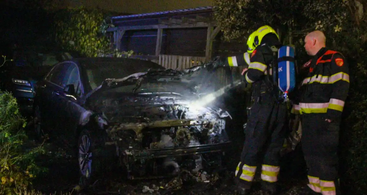 Geparkeerde auto beschadigd door brand - Foto 2