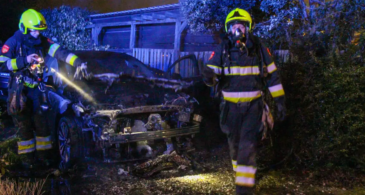 Geparkeerde auto beschadigd door brand - Foto 3