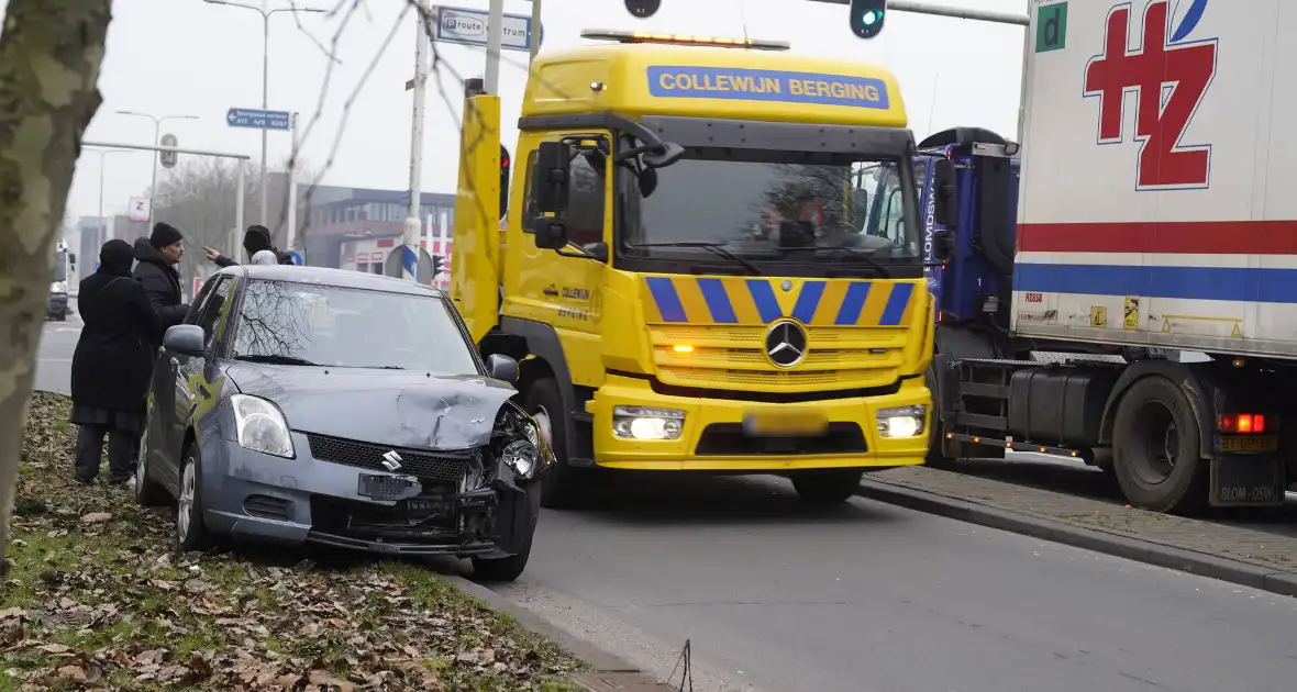 Bestelbus en personenwagen botsen op kruising - Foto 1