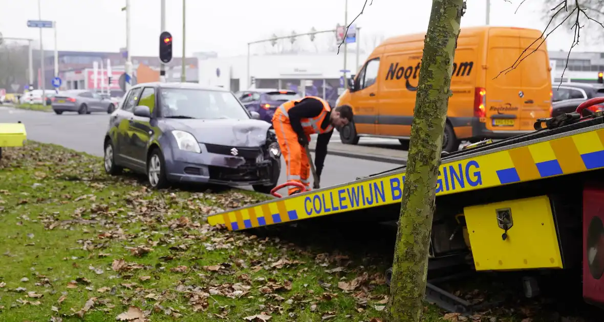 Bestelbus en personenwagen botsen op kruising - Foto 2