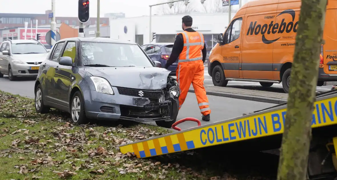 Bestelbus en personenwagen botsen op kruising - Foto 3