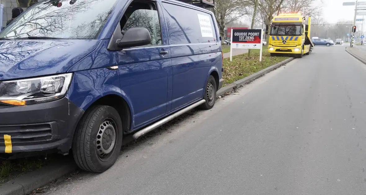 Bestelbus en personenwagen botsen op kruising - Foto 5