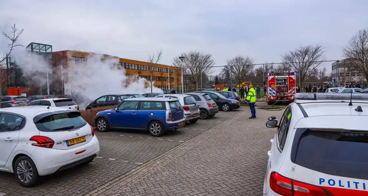 Geparkeerde auto volledig uitgebrand