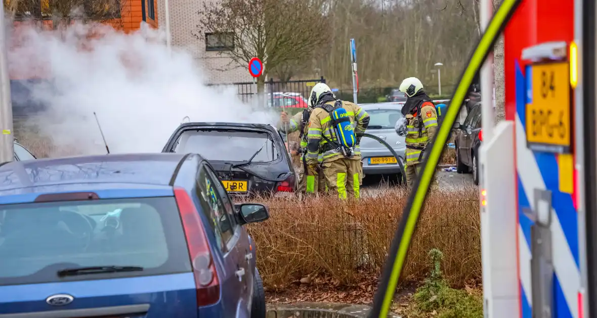 Geparkeerde auto volledig uitgebrand - Foto 1