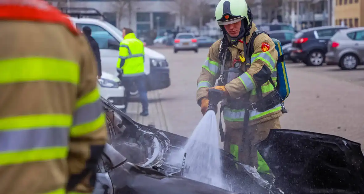 Geparkeerde auto volledig uitgebrand - Foto 10