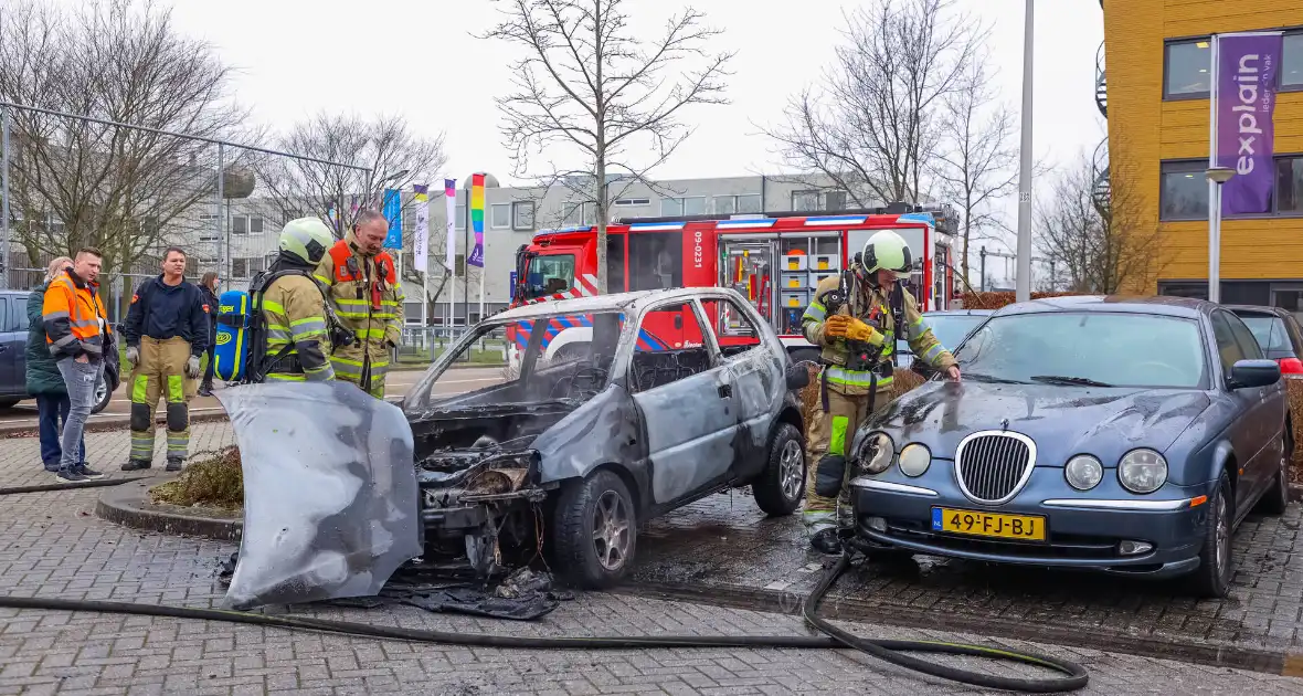 Geparkeerde auto volledig uitgebrand - Foto 11