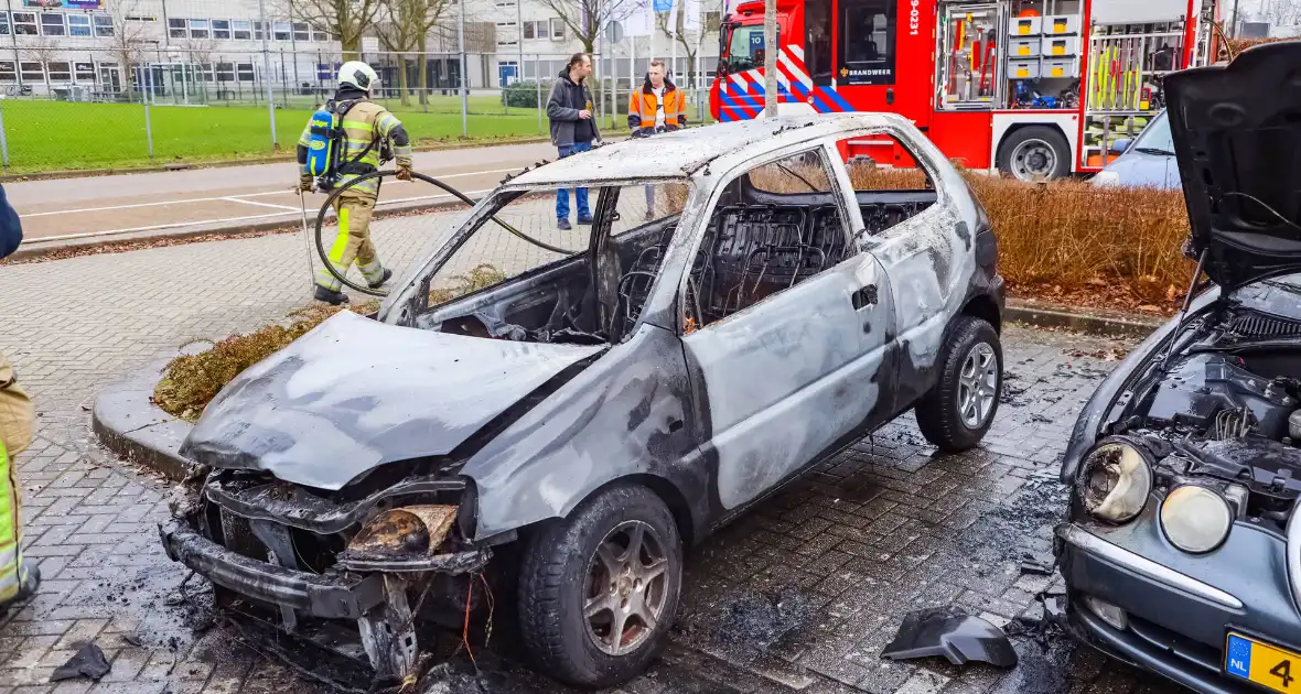 Geparkeerde auto volledig uitgebrand - Foto 12