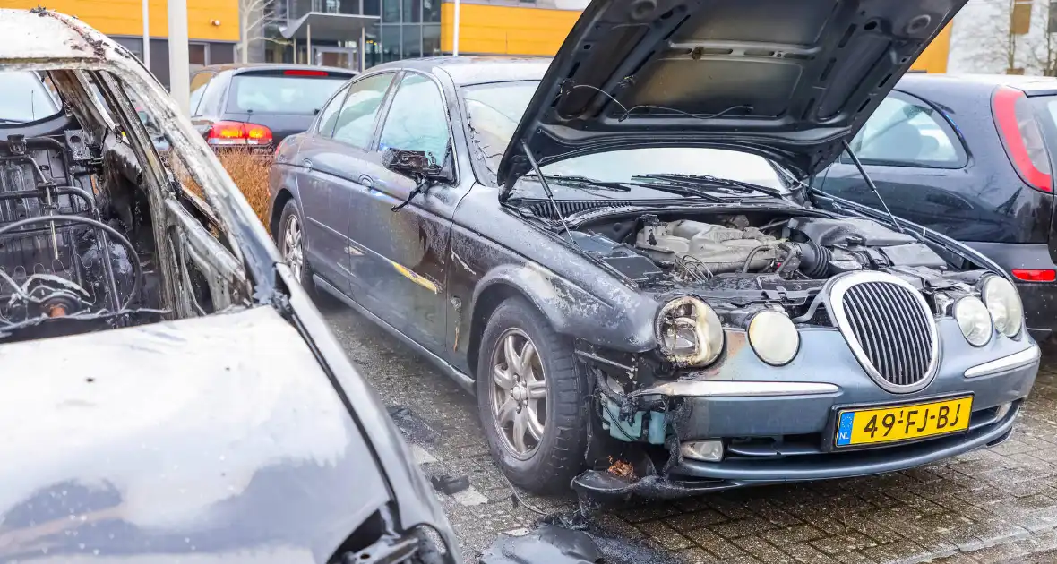 Geparkeerde auto volledig uitgebrand - Foto 13