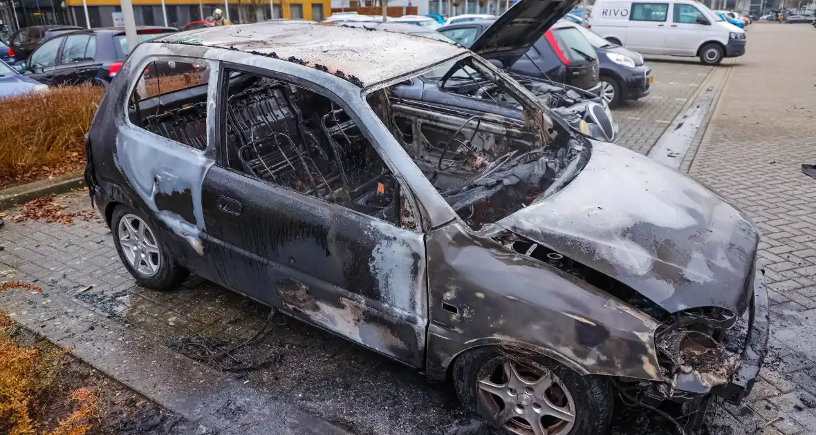 Geparkeerde auto volledig uitgebrand - Foto 14