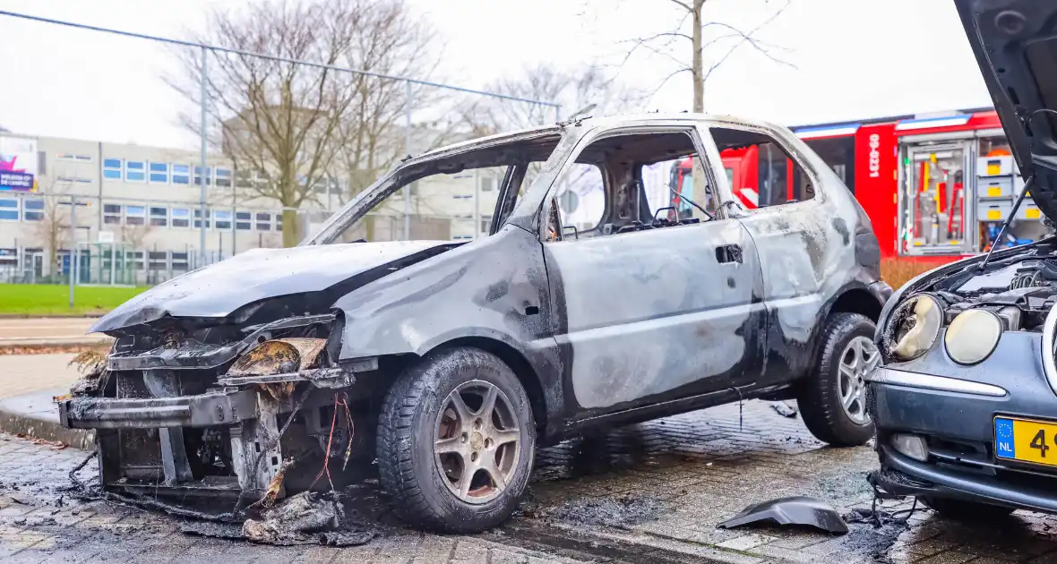 Geparkeerde auto volledig uitgebrand - Foto 15