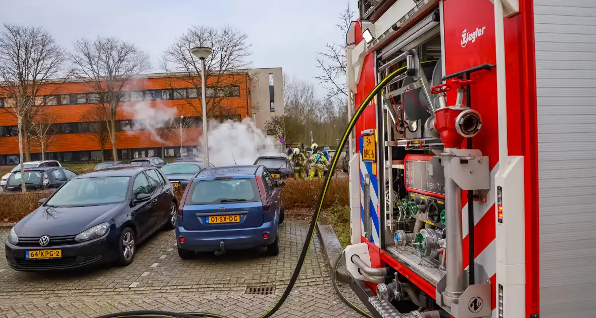 Geparkeerde auto volledig uitgebrand - Foto 2