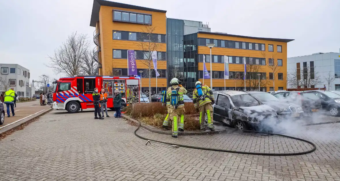 Geparkeerde auto volledig uitgebrand - Foto 3