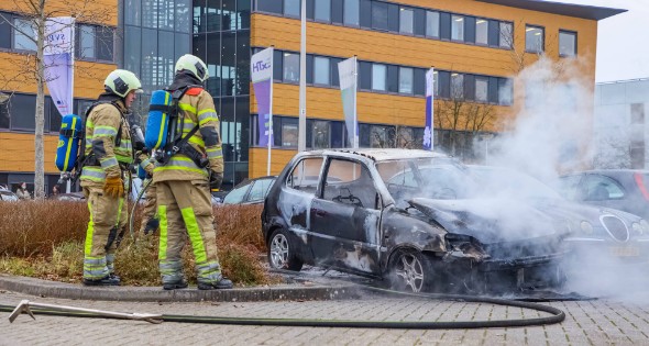 Geparkeerde auto volledig uitgebrand - Afbeelding 4