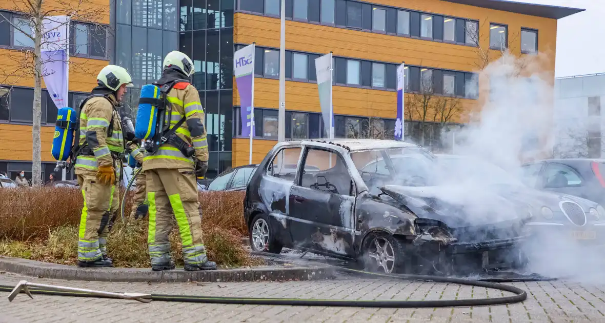 Geparkeerde auto volledig uitgebrand - Foto 4