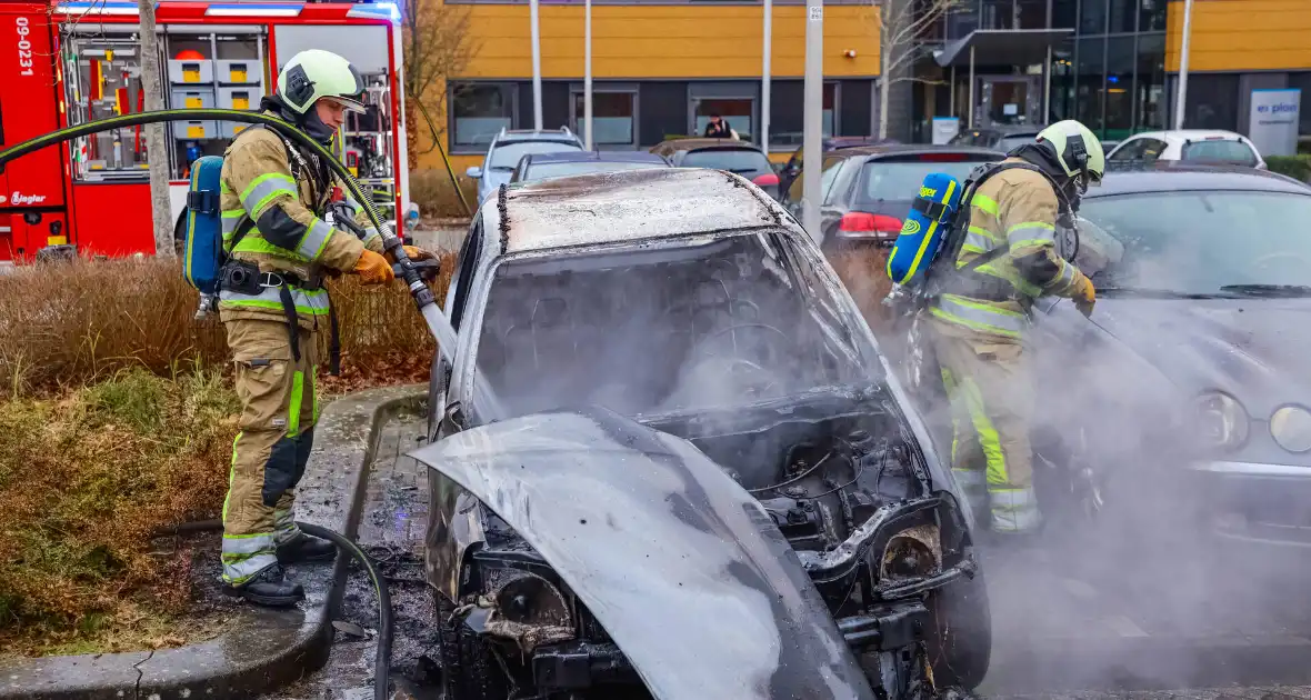 Geparkeerde auto volledig uitgebrand - Foto 6