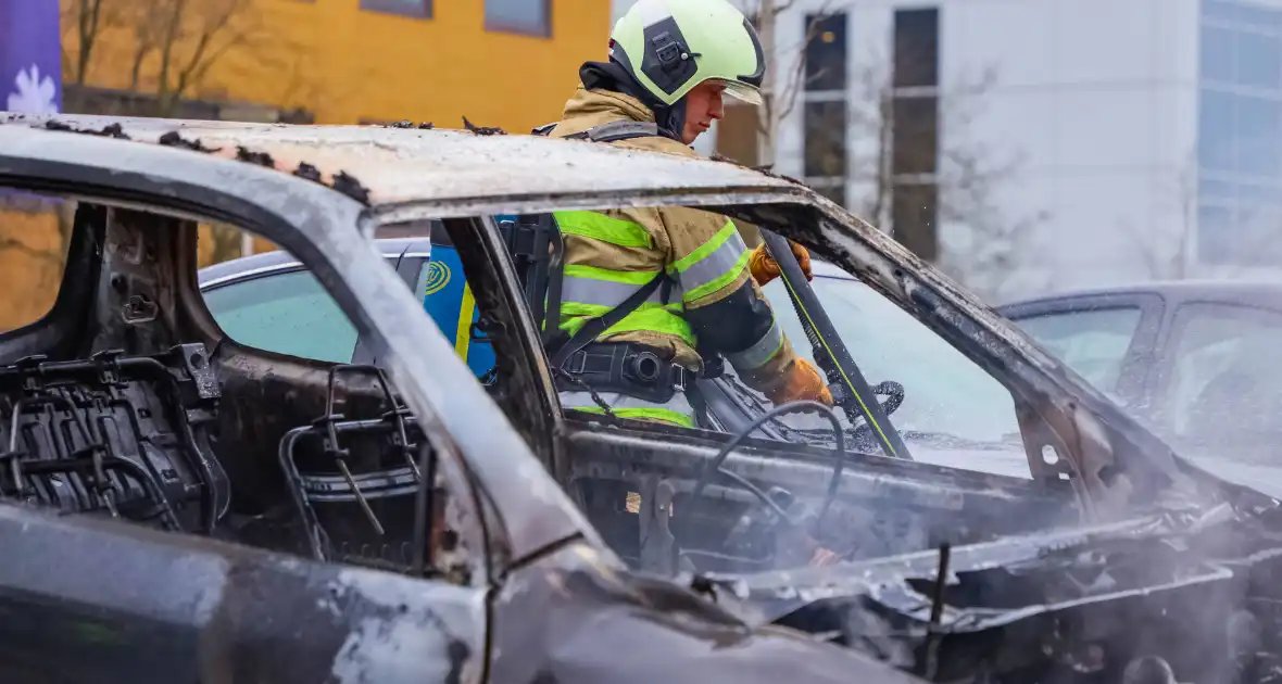 Geparkeerde auto volledig uitgebrand - Foto 8