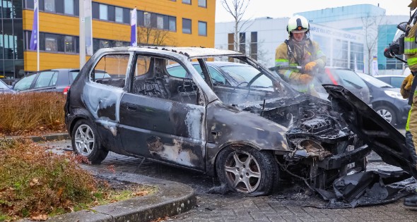 Geparkeerde auto volledig uitgebrand - Afbeelding 9