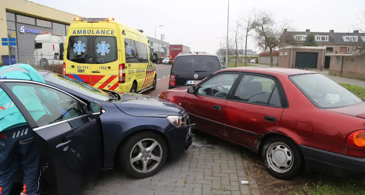 Schade aan meerdere voertuigen door ongeval