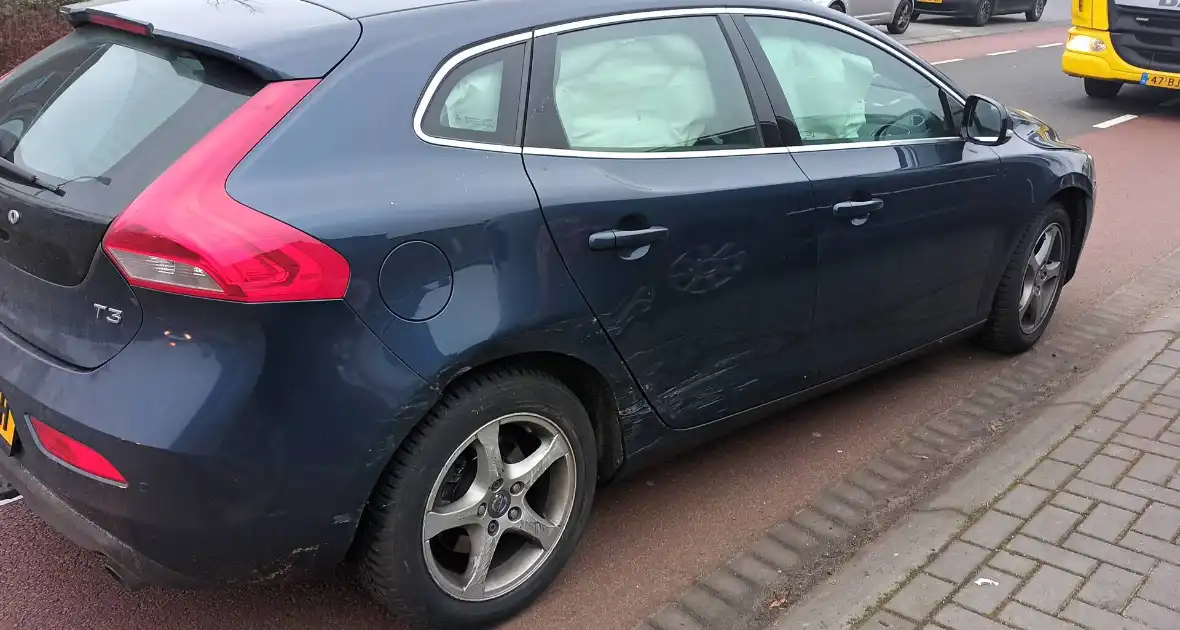 Schade aan meerdere voertuigen door ongeval - Foto 11