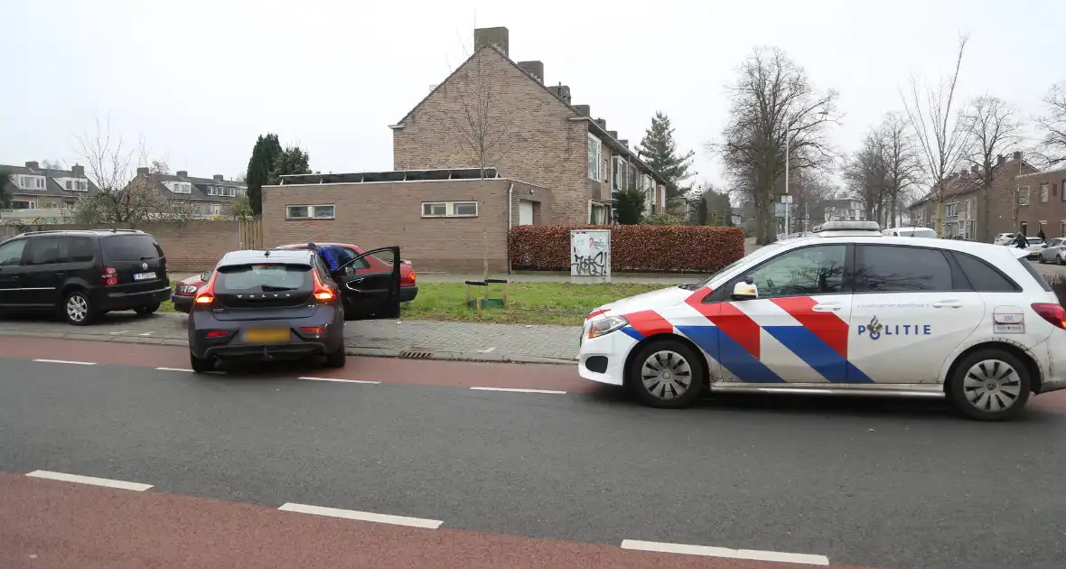 Schade aan meerdere voertuigen door ongeval - Foto 2