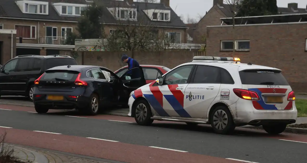 Schade aan meerdere voertuigen door ongeval - Foto 5