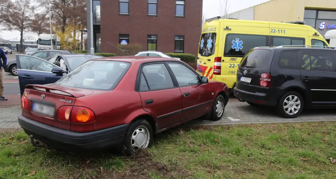 Schade aan meerdere voertuigen door ongeval - Foto 8