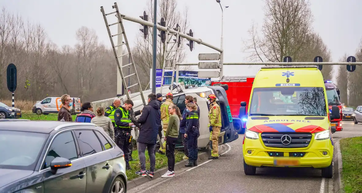 Bestelbus kantelt en belandt in sloot - Foto 2