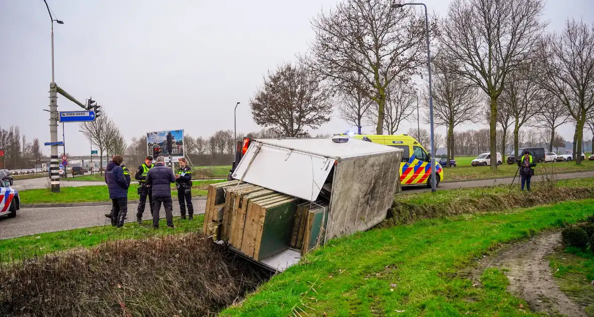 Bestelbus kantelt en belandt in sloot - Foto 3