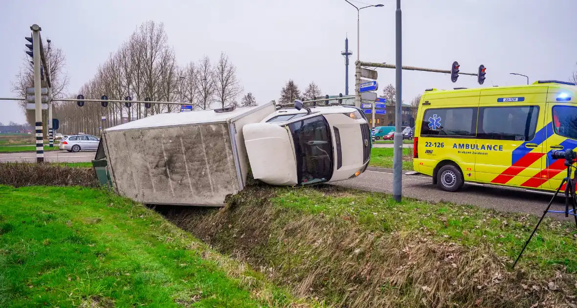 Bestelbus kantelt en belandt in sloot - Foto 4