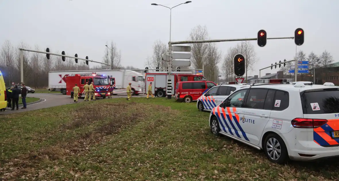 Bestelbus kantelt en belandt in sloot - Foto 5