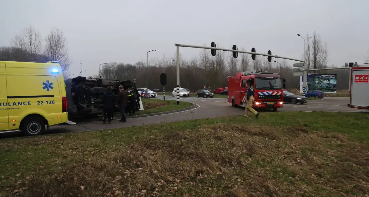 Bestelbus kantelt en belandt in sloot - Foto 6