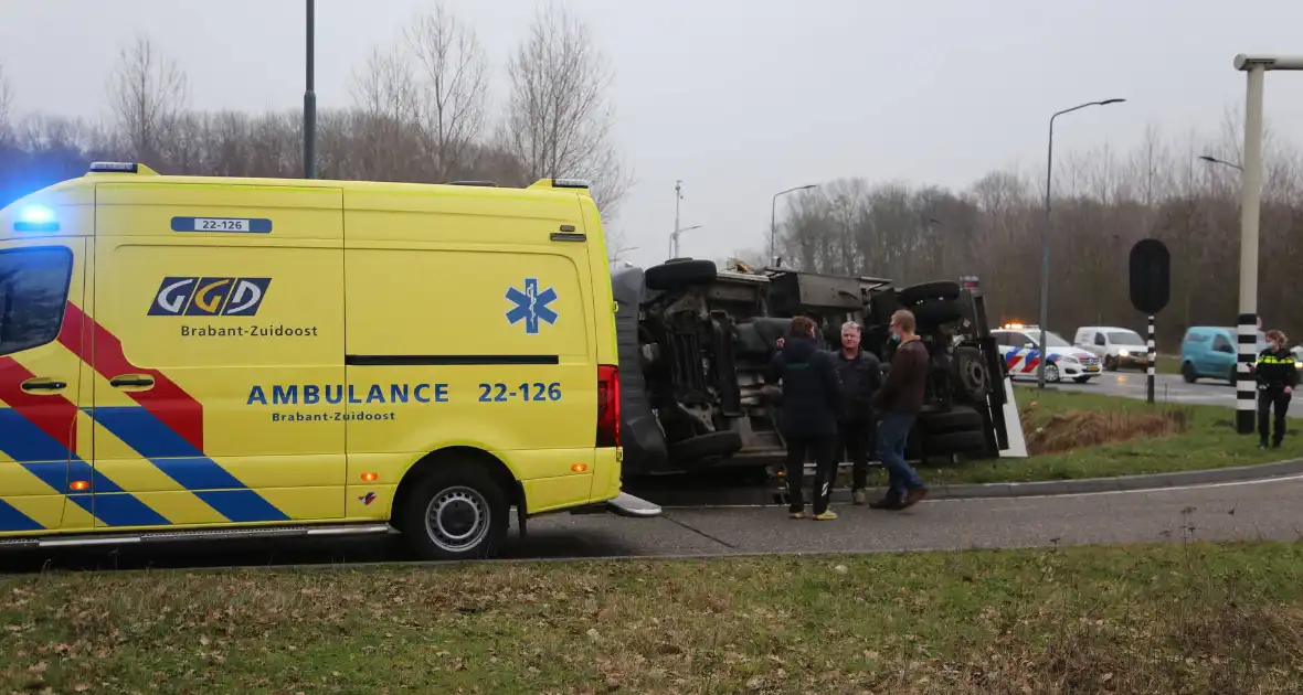 Bestelbus kantelt en belandt in sloot - Foto 7