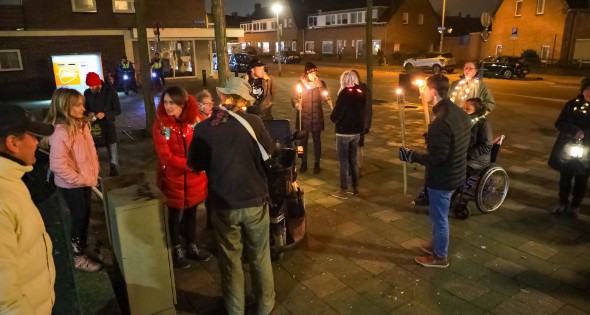 Demonstranten verzamelen zich bij Emmaüskerk in Soesterkwartier