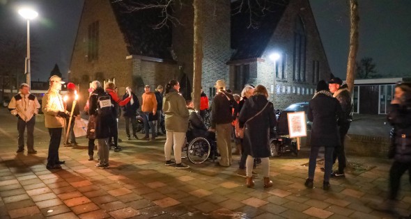 Demonstranten verzamelen zich bij Emmaüskerk in Soesterkwartier - Afbeelding 6