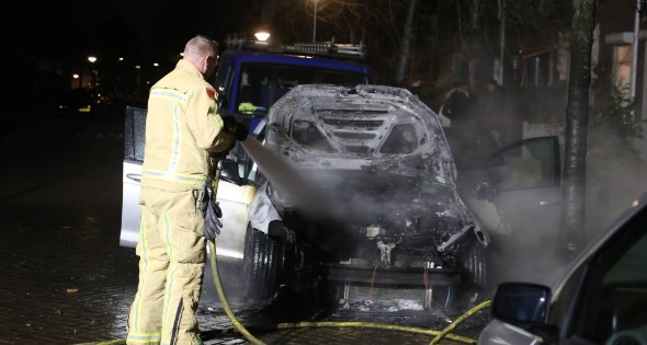 Auto in brand, mogelijk aangestoken