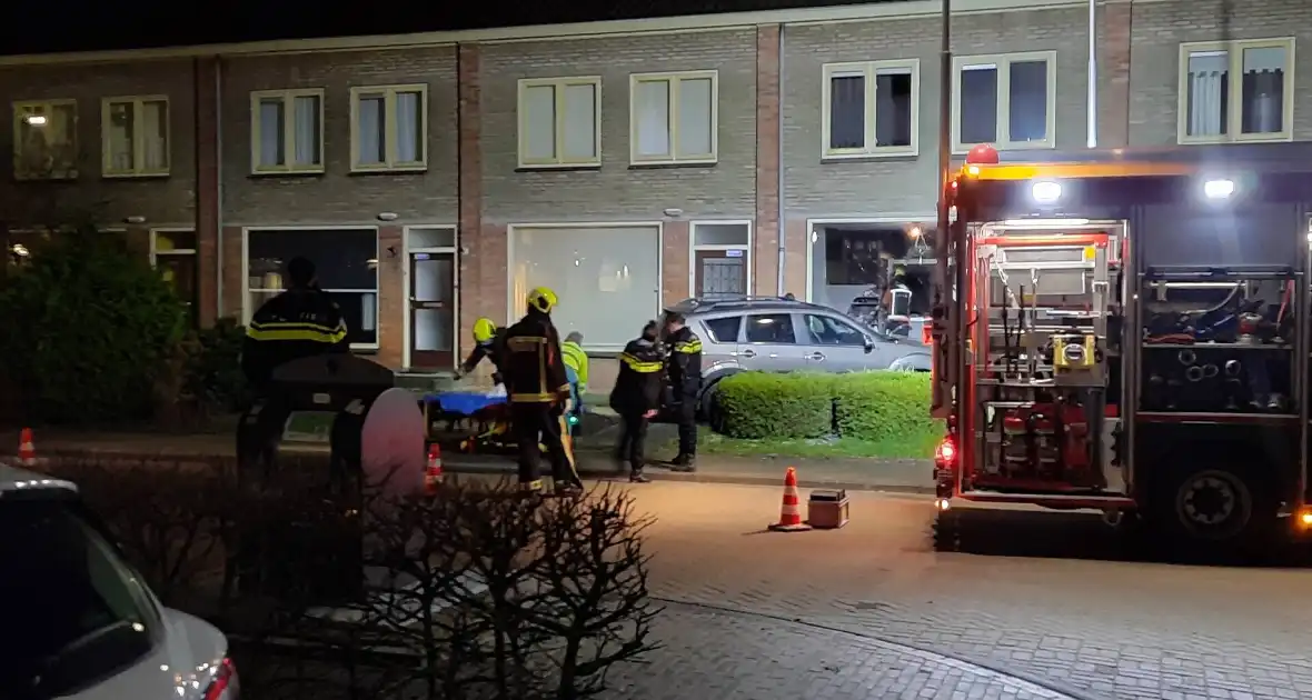 Auto crasht tegen woning