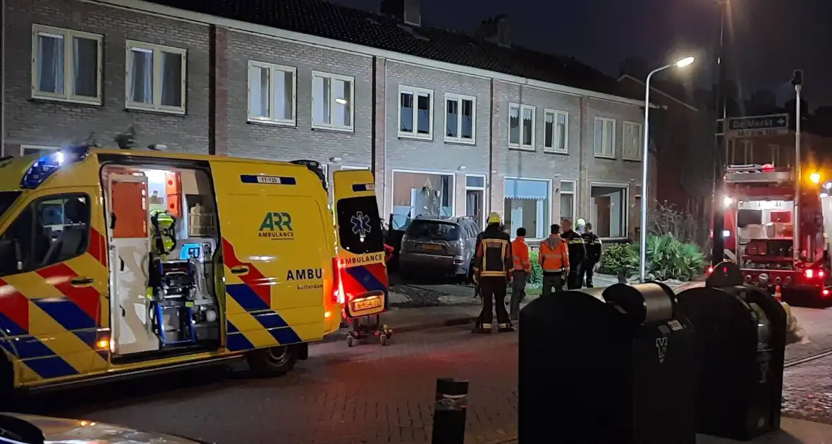 Auto crasht tegen woning - Foto 1