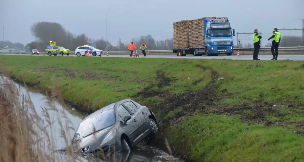 Automobilist eindigt in sloot naast snelweg