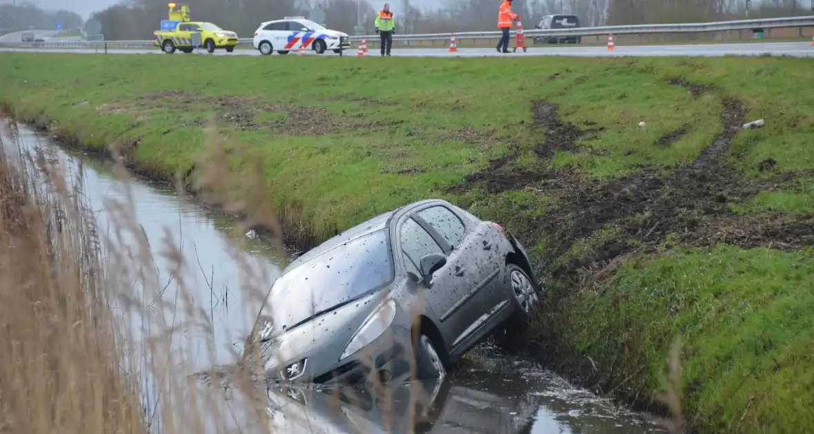 Automobilist eindigt in sloot naast snelweg - Foto 1